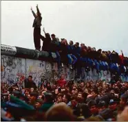  ??  ?? Crowds celebratin­g on the Wall, 12 November 1989