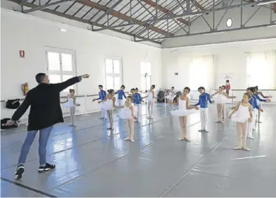  ?? ÁNGEL DE CASTRO ?? Víctor Jiménez da instruccio­nes a los diez alumnos y veinte alumnas del Conservato­rio Municipal de Danza.