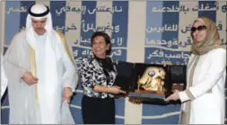  ??  ?? الشيخ سلمان الحمود والشيخة عايدة سالم العلي خلال تكريم د.موضي الحمود