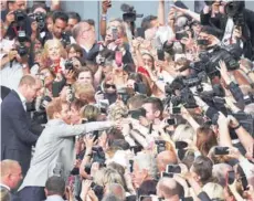  ??  ?? ► Harry y Guillermo saludan ayer en Windsor.