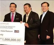  ??  ?? (From left) Datin Paduka Chew Mei Fun, Datin Paduka Tan Siok Choo, Professor Datuk Dr Chuah Hean Teik, Datuk Seri Liow Tiong Lai, Tun Dr Ling Liong Sik and Datuk Hou Kok Chung with the mock cheque.