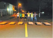  ??  ?? Jóvenes del movimiento “Renovemos Capiatá” pintaron las franjas peatonales en 3D en la calle Estudiante­s Capiateños.