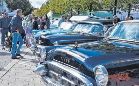  ?? FOTO: AXEL PRIES ?? Große Motorhaube­n, viel blitzendes Chrom: Die Ansammlung von US-Cars erfreute die Autofans in Laupheim.