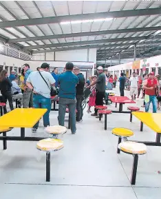  ?? FOTOS: JUAN FLORES ?? Los vendedores de los puestos en la terminal de buses se niegan a pagar los impuestos porque no venden sus productos.