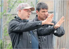  ?? MARIA HERAS NETFLIX ?? Jeremy Podeswa, shown at left on the set of “3 Body Problem,” says his favourite thing as a director is to make the intimate epic.