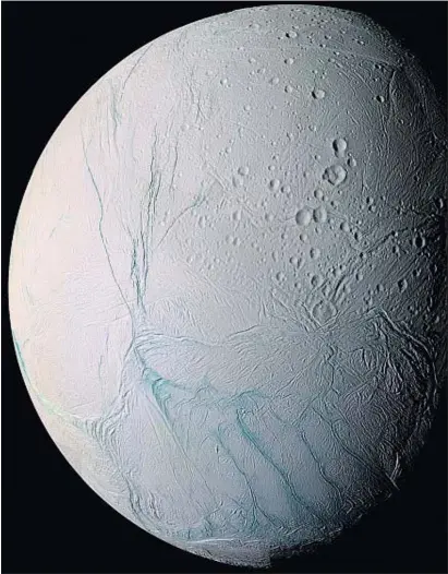 ?? CASSINI/NASA/ESA. ?? Cráteres y grietas destacan en la superficie helada de Encélado