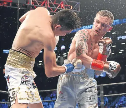  ??  ?? Carl Frampton on his way to taking Leo Santa Cruz’s WBA featherwei­ght title.