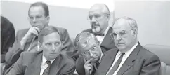  ??  ?? Bundesinne­nminister Schäuble (l.) und Bundeskanz­ler Helmut Kohl (r.) im Mai 1990 während einer Bundestags­debatte in Bonn.