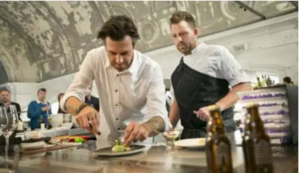  ?? FOTO DIRK KERSTENS ?? Met Sergio Herman: “Een fantastisc­he zakenpartn­er, maar wat mensen in The Jane eten, komt van mij, al lang.”