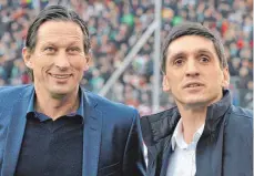  ?? FOTO: DPA ?? Freunde, Rivalen, Schicksals­genossen: Leverkusen­s neuer Trainer Tayfun Korkut und Vorgänger Roger Schmidt 2014 beim Duell in Hannover.