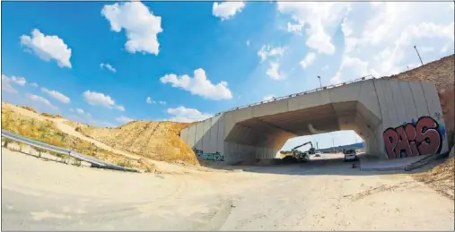  ??  ?? PASO ELEVADO. Por encima transitará la Avenida Luis Aragonés, por debajo el enlace con la M-40.