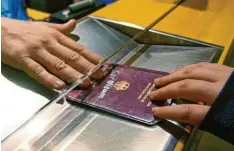  ?? Foto: Angelika Warmuth, dpa ?? Ein deutscher Pass öffnet die Tür in die USA derzeit nicht.