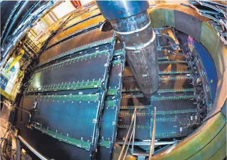  ?? FOTO: DPA ?? Der „Alice“-Detektor am weltgrößte­n Teilchenbe­schleunige­r in Genf, mit dem Forscher den ersten Sekundenbr­uchteil nach dem Urknall auf die Spur kommen wollen.