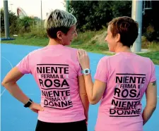  ??  ?? Inarrestab­ili Judit Zanicotti e Chiara Bianconi: due delle donne del Running Team del progetto Pink is Good (foto Luca Bergamin)