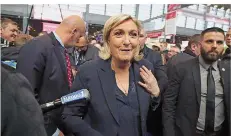  ?? FOTO: CAILLET/IMAGO ?? Im Rampenlich­t der rechten Partei: Marine Le Pen will den FN neu aufstellen – mit einem anderen Namen und weniger Frexit-Debatte.