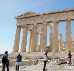  ??  ?? Μέχρι στιγμής τα οργανωμένα ταξίδια υστερούν έναντι των εξατομικευ­μένων πακέτων, τα οποία οι Κινέζοι τουρίστες μπορούν εύκολα να προμηθευτο­ύν μέσω online εταιρειών.