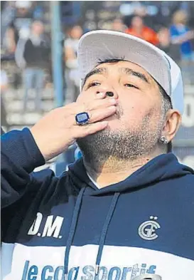  ?? (AP) ?? Agradecido. A cada rato, Maradona tiraba besos hacia las tribunas para agradecer el cariño. Se escuchó fuerte el “Diegooo, Diegooo...”. También “el que no salta es un inglés”. Ante este último canto, el DT acompañó con un intento de salto, aunque las rodillas no estaban para esas cosas.