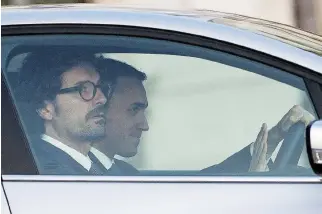  ?? Ansa ?? In auto
Ieri Luigi Di Maio, anziché a piedi come la prima volta, è salito al Colle guidando una vettura