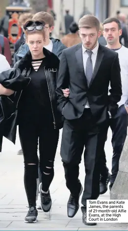  ??  ?? Tom Evans and Kate James, the parents of 21-month-old Alfie Evans, at the High Court in London