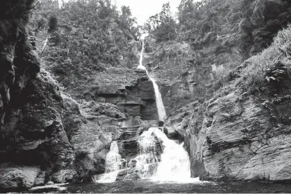  ?? A.DAYAO, M. LASACA/IDS COMVAL ?? MALUMAGPAK FALLS. The breathtaki­ng grandeur of Malumagpak Falls in Brgy. Manurigao, New Bataan is among the tourist attraction­s Compostela Valley Senior Board member Tyrone Uy visited. He was the first provincial elected official to ever visit the...