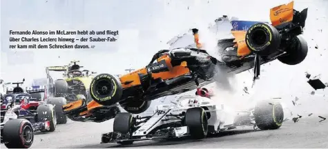  ?? AP ?? Fernando Alonso im McLaren hebt ab und fliegt über Charles Leclerc hinweg – der Sauber-Fahrer kam mit dem Schrecken davon.