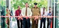  ??  ?? D. Samson and Sons (Pvt.) Ltd Wholesale Deputy General Manager Nishanth Gamachchi (Centre) cutting the ribbon to officially launch the shopping festival, as Maharagama Police Station Acting OIC Koralage (Right) looks on