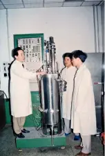  ??  ?? Hou trabajando en el laboratori­o en la década de 1990.