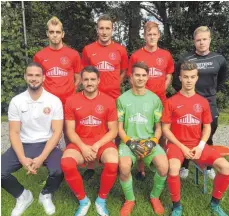  ?? FOTO: SPVGG TROSSINGEN ?? Die Neuzugänge der SpVgg Trossingen, hinten von links: Maik Pahlitzsch, Christian Balde, Felix Raith, Co-Trainer Markus Brugger; vorne: Thomas Merk, Dimitri Stroh, Marc Hauser und Richard Engelhardt. Es fehlt Levent Üner.