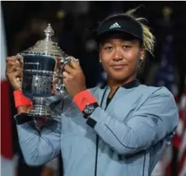  ?? FOTO AFP ?? Naomi Osaka mocht de trofee in de lucht steken.