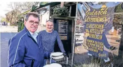  ?? RP-FOTO HANS-JÜRGEN BAUER ?? Das Restaurant Gulasch in Meerbusch liefert bestellte Gerichte an die Kunden aus (v.l.): Dimi Kalingas und Alex Georgiadis.