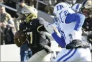  ?? HANS PENNIK — ASSOCIATED PRESS ?? Army quarterbac­k Ahmad Bradshaw outruns Duke safety Alonzo Saxton II en route to a touchdown in the first half of Saturday’s game at Michie Stadium at West Point, N.Y.