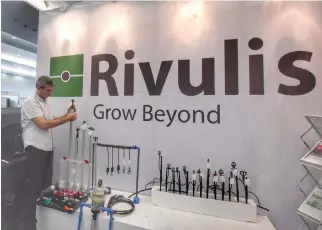  ?? LEAN S. DAVAL, JR. ?? RIVULIS IRRIGATION Business Developmen­t Manager Ilan Tamir demonstrat­es a micro system at the company’s booth during the Davao Agri Trade Expo 2018 (DATE 2018) held Sept. 20-22.