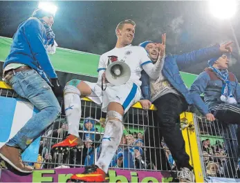  ?? FOTO: IMAGO ?? Nach dem 2:0 über den TSV 1860 München jubelte Lottes Matthias Rahn mit den Fans auf dem Zaun. Auch gegen Borussia Dortmund will der Pokalschre­ck im Viertelfin­ale wieder zuschlagen.