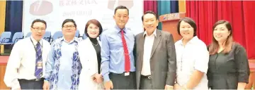  ??  ?? Yii (third right) and representa­tives from the schools during the presentati­on of grants by Guan Eng.