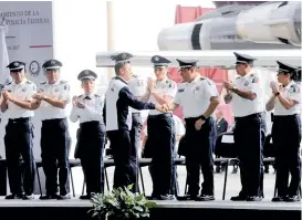  ??  ?? Ceremonia en el hangar principal de la Policía Federal.