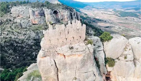  ?? HISPANIA NOSTRA ?? Imagen aérea del Castillo de Benizar, en la Región de Murcia