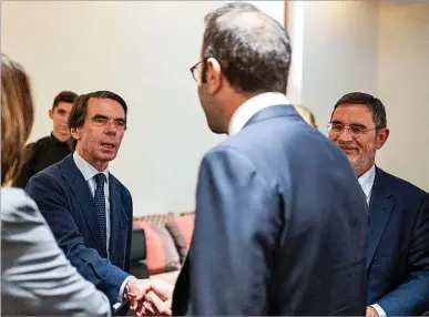  ?? EFE ?? El ministro de Economía, Carlos Cuerpo, saluda a José María Aznar, en el V Foro Internacio­nal Expansión.