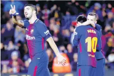  ?? /EFE ?? Luis Suárez (izq.) anotó dos goles ayer en la victoria del Barcelona por 4-0 ante el Deportivo.