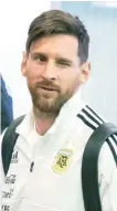  ??  ?? ↑ Lionel Messi, pica un ojo al llegar al aeropuerto internacio­nal Zhukovsky en Moscú, Rusia.