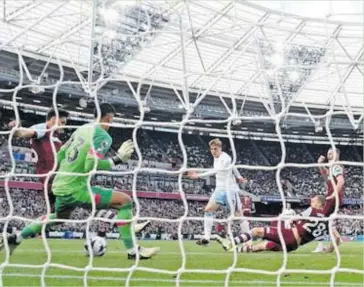  ?? | Reuters ?? ASTON Villa’s Nicolo Zaniolo scored the crucial equaliser late in the second half, which ensured they shared the spoils with West Ham United 1-1 at the London Stadium.