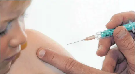  ?? FOTO: KARL-JOSEF HILDENBRAN­D/DPA ?? Bei der Grippeimpf­ung ihrer Kinder sind viele Eltern zurückhalt­end.