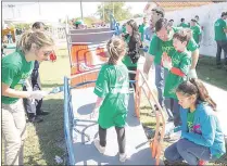  ??  ?? Los voluntario­s ayudaron con la pintura de los juegos inclusivos tradiciona­les.