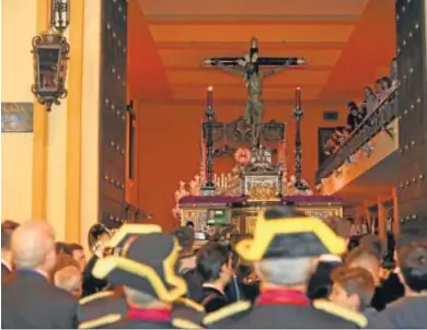  ?? JAVIER ALBIÑANA ?? El Cristo de la Expiración, durante una salida procesiona­l.