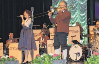  ?? FOTO: GERHARD RUNDEL ?? Ernst Hutter und Katharina Praher begeistert­en das Publikum beim Konzert der Egerländer Musikanten in Biberach.