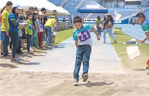  ??  ?? El salto sin impulso y de longitud fueron algunas de las especialid­ades deportivas en las que compitiero­n los jóvenes en el “Mágico” González.