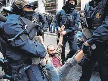  ??  ?? Anger: Police disperse protesting students in Barcelona yesterday