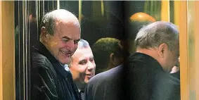  ??  ?? L’arrivo Pier Luigi Bersani (a
sinistra) arriva a Montecitor­io per l’assemblea dei gruppi Pd di Camera e Senato sulla legge di Stabilità