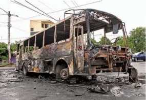  ??  ?? Más daños. Un autobús fue quemado ayer durante el día número 60 de las protestas contra el gobierno de Daniel Ortega.