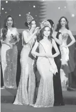  ?? ?? SUMBER INSPIRASI: Joanne Lam dimahkotak­an sebagai Mrs Classic Global Asian 2024.