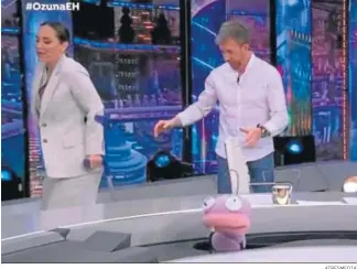  ?? ATRESMEDIA ?? Tamara Falcó captada con sus muletas en plena emisión de ‘El Hormiguero’.